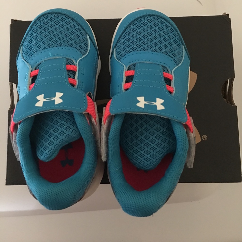 NEW UNDER ARMOUR GIRLS SNEAKER SIZE 7